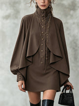 Vestido corto de color chocolate con cuello alto y paneles estilo capa