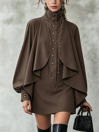 Vestido corto de color chocolate con cuello alto y paneles estilo capa
