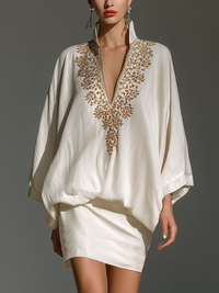 Conjunto blanco de falda corta y top con escote en V, holgado y elegante.