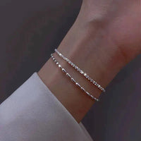 Elegante conjunto de pulseras plateadas con circonio cúbico