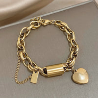 Pulsera con dije de corazón dorado