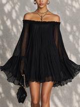 Vestido corto negro de hombros descubiertos con volantes y mangas campana