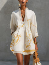 Vestido corto estampado en marfil y dorado con escote en V y encaje de crochet