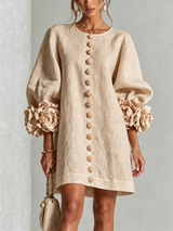 Vestido corto beige con botones frontales y puños florales llamativos