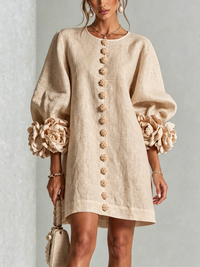 Vestido corto beige con botones frontales y puños florales llamativos