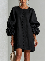 Vestido mini negro con botones frontales, estampado floral y puños florales llamativos