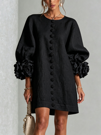 Vestido mini negro con botones frontales, estampado floral y puños florales llamativos