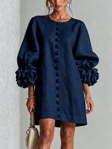 Minivestido azul marino con botones frontales y puños florales llamativos