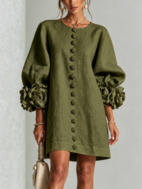 Vestido corto verde oliva con botones frontales y puños florales llamativos