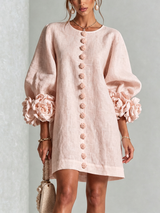 Vestido corto de botones rosa con estampado floral y puños florales llamativos