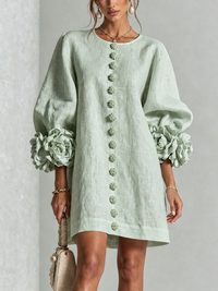 Vestido mini de botones color salvia bruma con puños florales llamativos