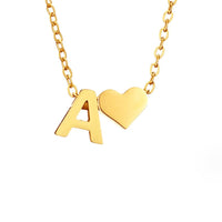 Collar con inicial atemporal y colgante de corazón