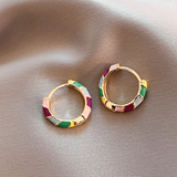 Pendientes elegantes con esmalte dorado