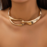 Collar dorado con textura audaz