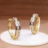 Aros dorados con cristales elegantes