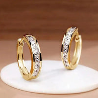 Aros dorados con cristales elegantes