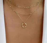 Collar dorado en capas clásico con colgante