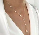 Elegante collar vintage con colgante y perlas